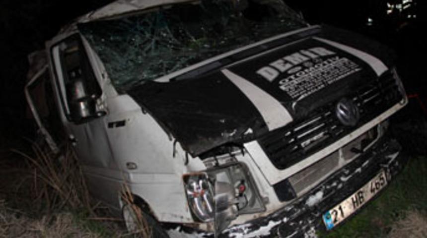 Yolcu minib&uuml;s&uuml; şarampole yuvarlandı