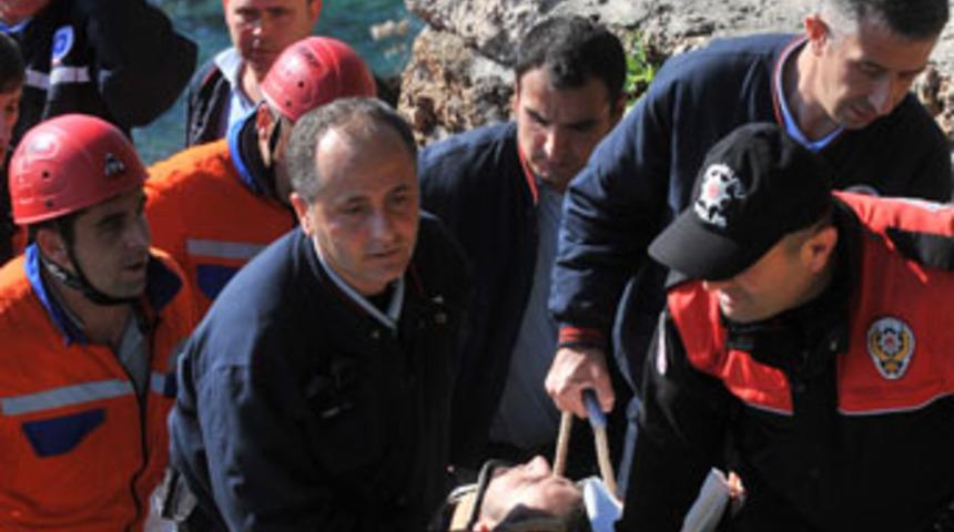 Falezlerden düşüp yaralandı
