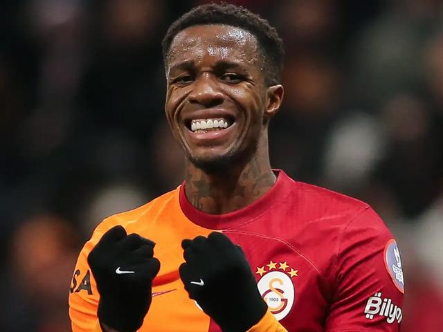 Galatasaray'ın eski yıldızı Avrupa'ya d&ouml;n&uuml;yor! Wilfried Zaha dev takıma imzayı atıyor