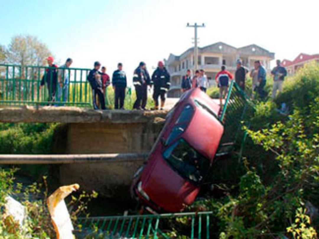 Köprüde asılı kaldı