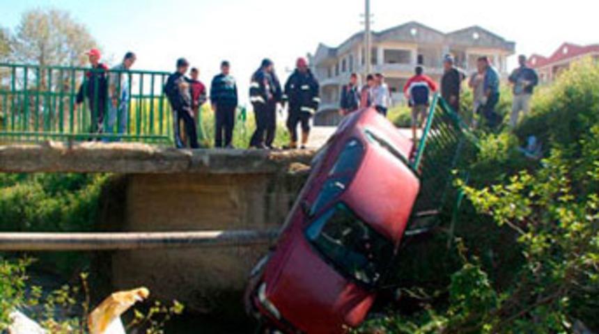 Köprüde asılı kaldı