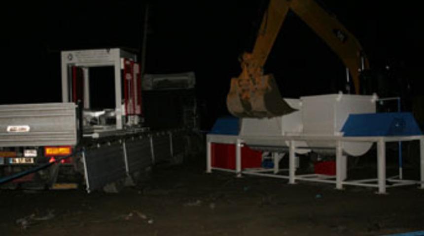 Döküm makinesi işçilerin üzerine düştü