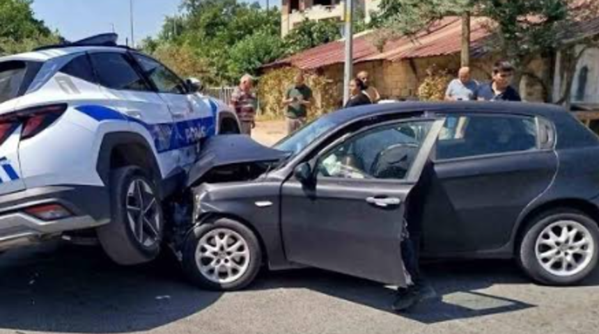 Aydın'da polis aracı ile otomobilin &ccedil;arpıştığı kazada 2 kişi yaralandı