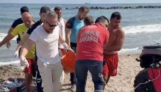 Sakarya'da denizde hareketsiz bulunan vatandaşa m&uuml;dahale
