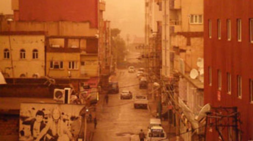 Cizre'de g&ouml;ky&uuml;z&uuml; kızıla b&uuml;r&uuml;nd&uuml;