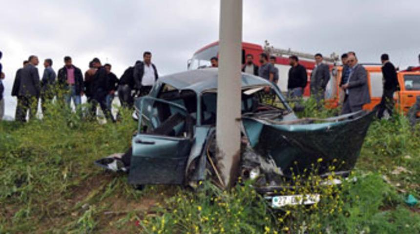 Otomobil direğe çarptı: 5 yaralı