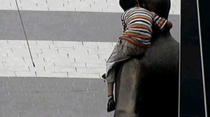 Atatürk'ü yanağından öptü