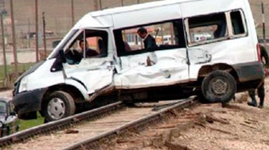 Hemzemin geçitte kaza: 9 yaralı