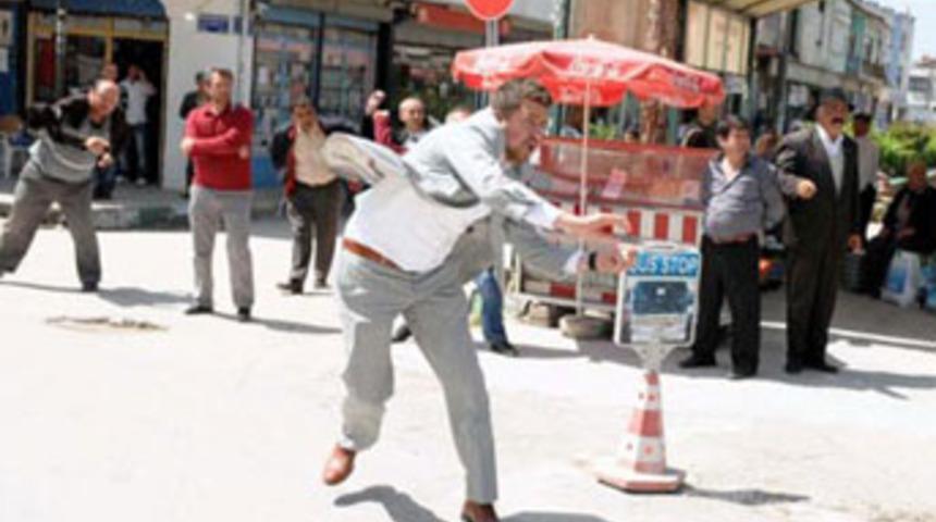 Deniz Baykal'a yumurtalı saldırı