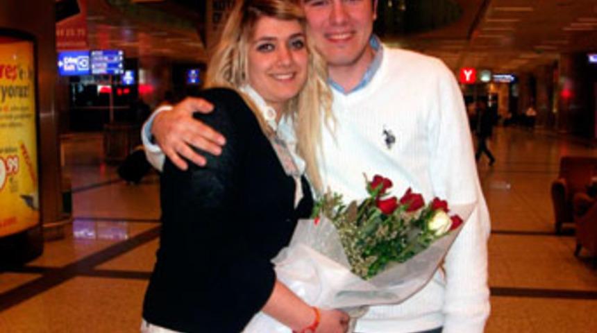 Havalimanında şaşırtan evlenme teklifi