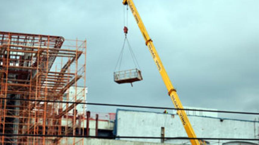 Cesedi sepetli itfaiye aracıyla indirildi