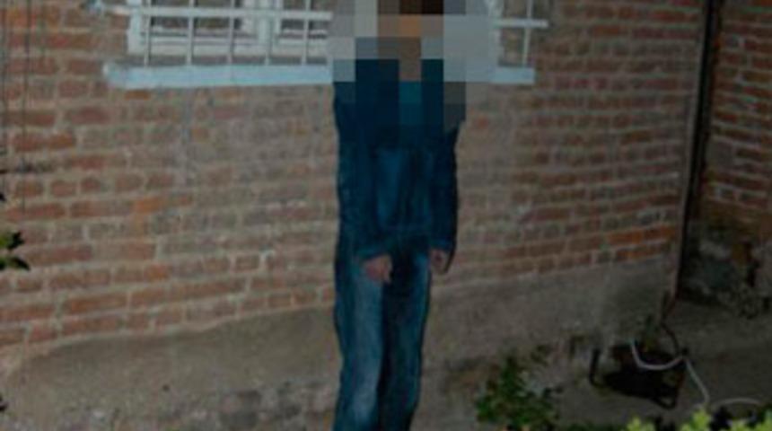 Kendini pencere demirine astı