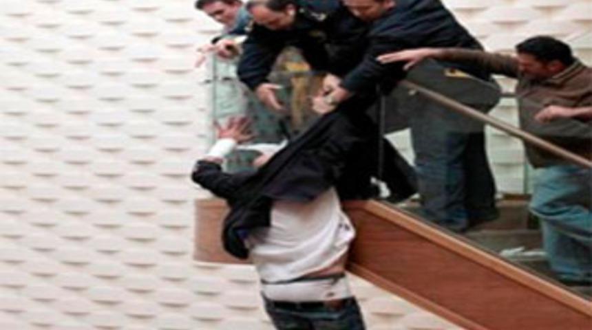 Bileklerini kesip &uuml;&ccedil;&uuml;nc&uuml; kattan atladı