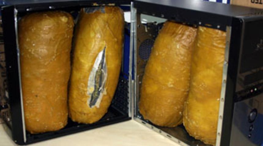 Bilgisayar kasasından esrar &ccedil;ıktı