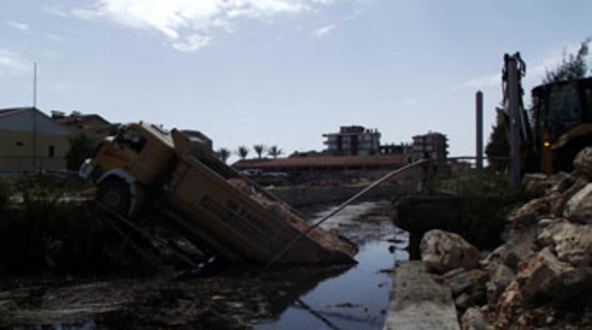 K&ouml;pr&uuml; yıkıldı, kamyon dereye d&uuml;şt&uuml;