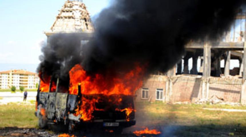 İkinci minibüsü de yaktılar