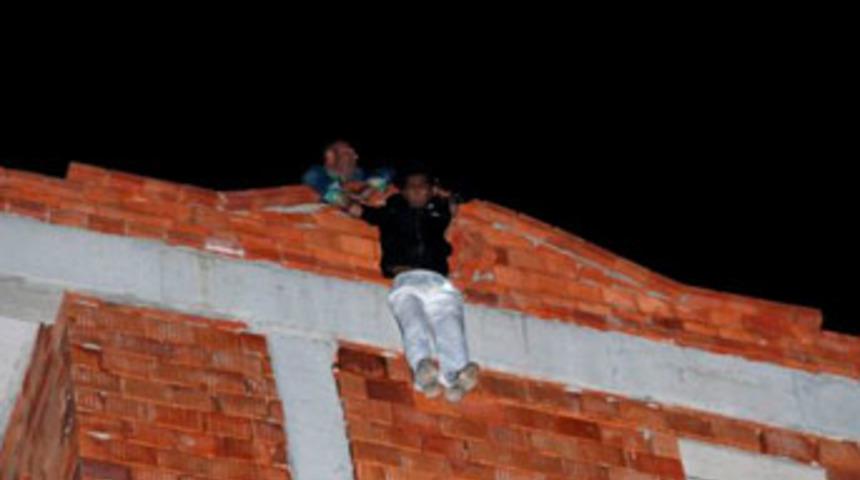 Polis &ouml;l&uuml;m&uuml;n eşiğinden aldı