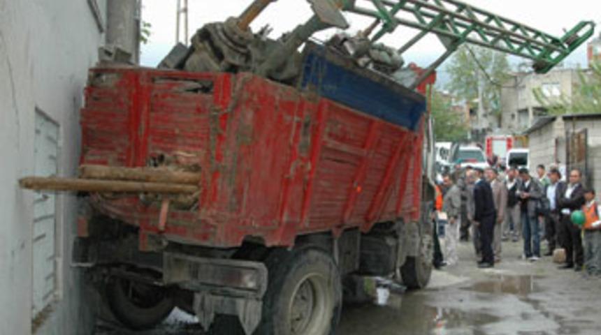 Freni boşalan kamyon eve çarptı