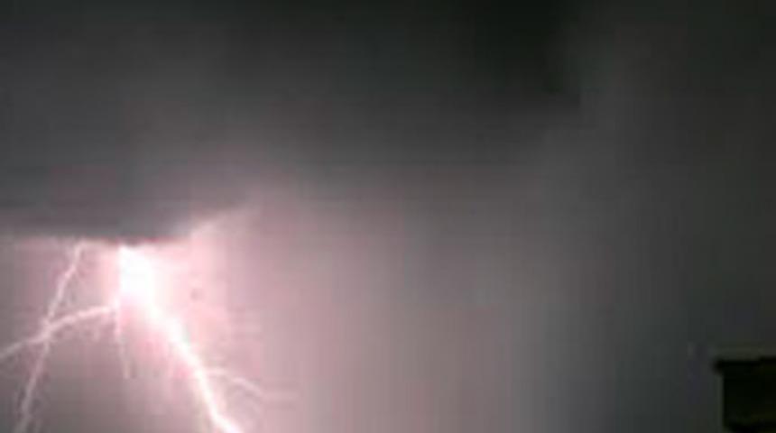 Baba-kıza yıldırım &ccedil;arptı