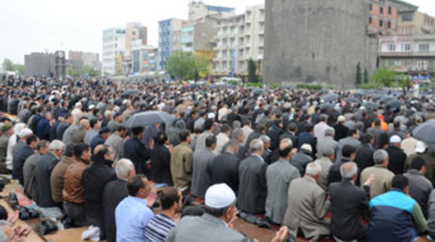 Yağmur altında cuma namazı