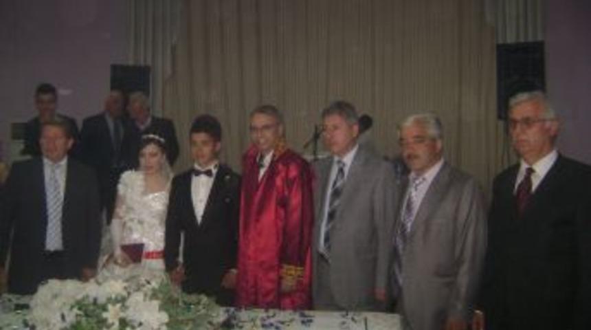 K&ouml;y d&uuml;ğ&uuml;n&uuml;ne siyasilerden yoğun ilgi