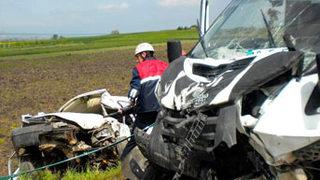 Otomobille kamyonet çarpıştı; 3 ölü