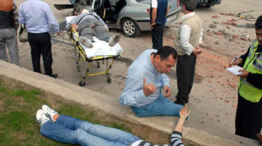 Otomobil beton duvara &ccedil;arptı; 4 yaralı