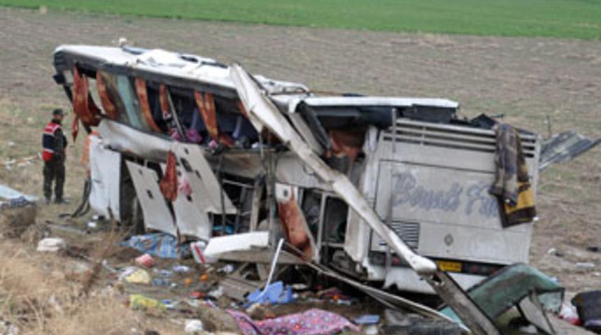 İran otob&uuml;s&uuml; takla attı;3 &ouml;l&uuml; 36 yaralı