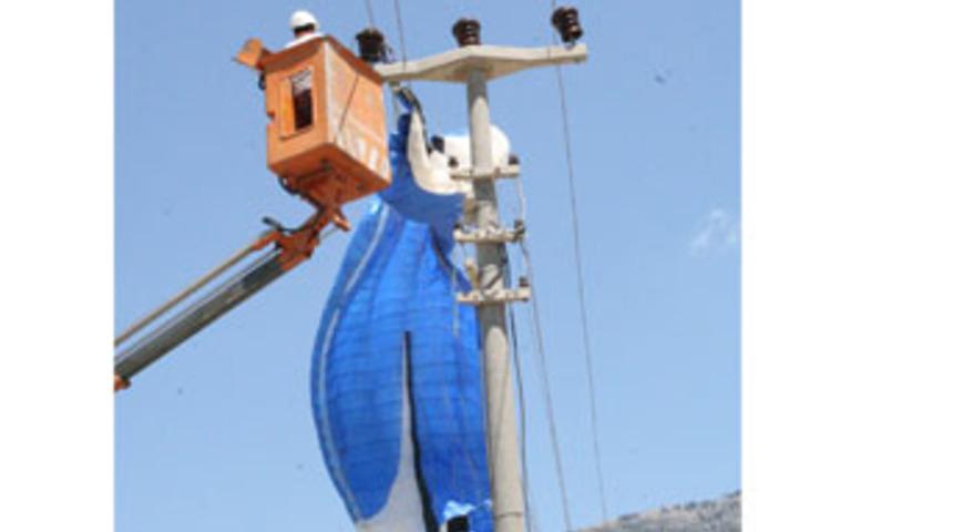 Endonezyalı paraş&uuml;t&ccedil;&uuml;, tellere takıldı