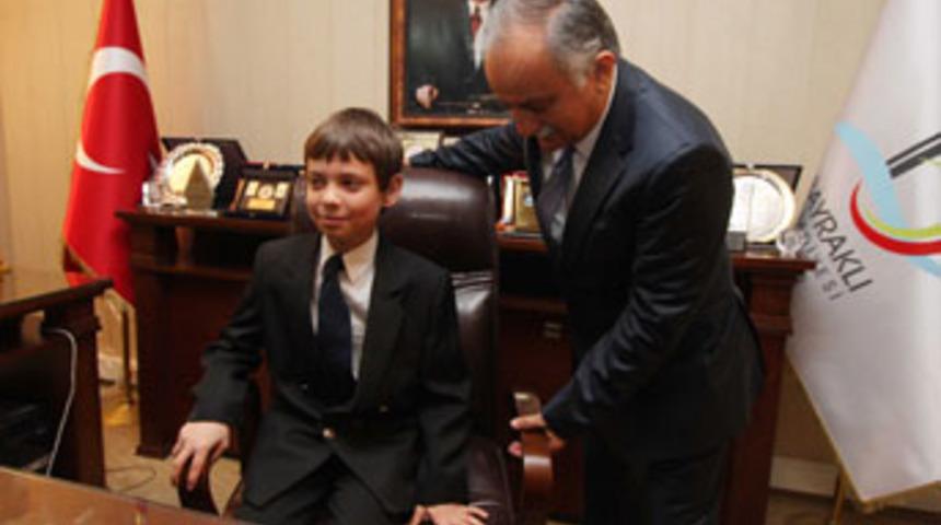 K&uuml;&ccedil;&uuml;k başkan babasını işe aldı