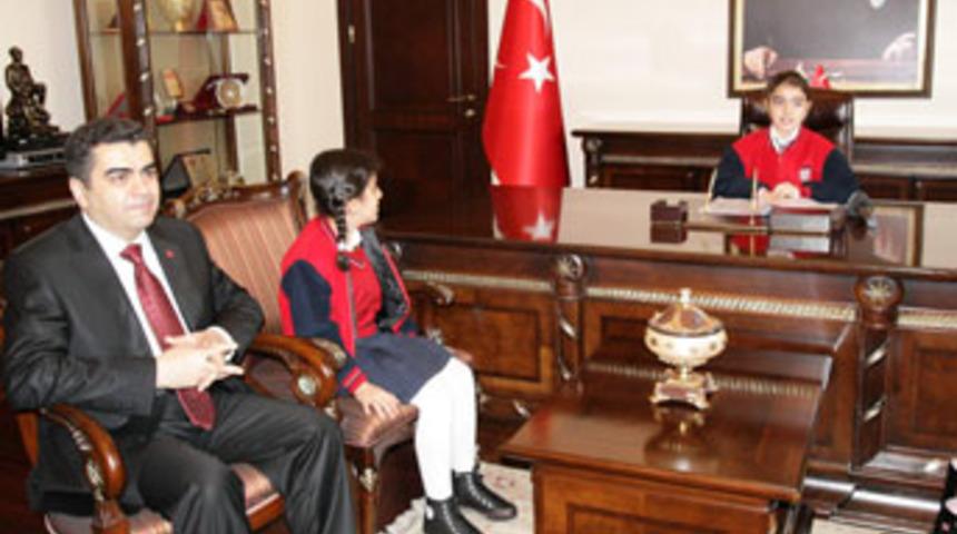 Kitap kurdu vali oldu