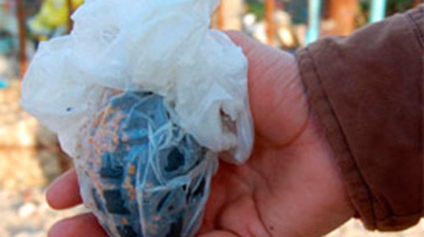 El bombalarını &ccedil;ıkarırken yakalandı