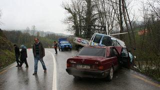 Kamyonetle otomobil çarpıştı; 4 yaralı