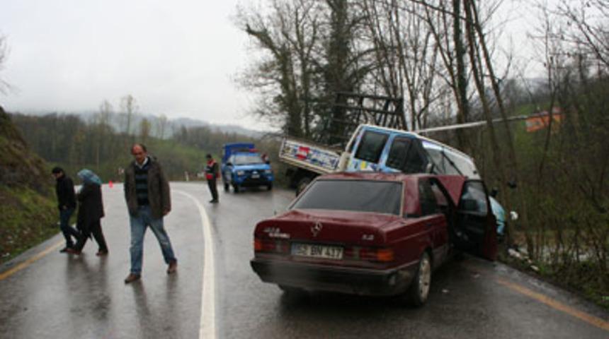 Kamyonetle otomobil çarpıştı; 4 yaralı
