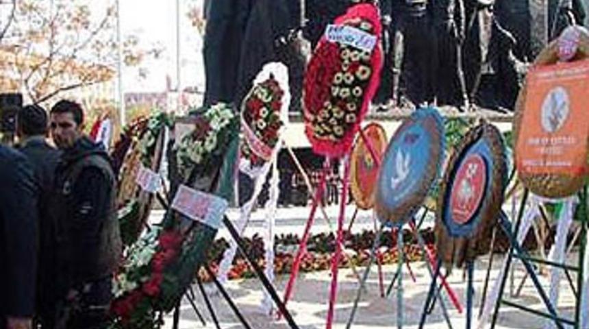 Denizli'de çelenk tartışması