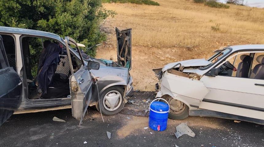 Adıyaman'da iki otomobil &ccedil;arpıştı: 8 yaralı