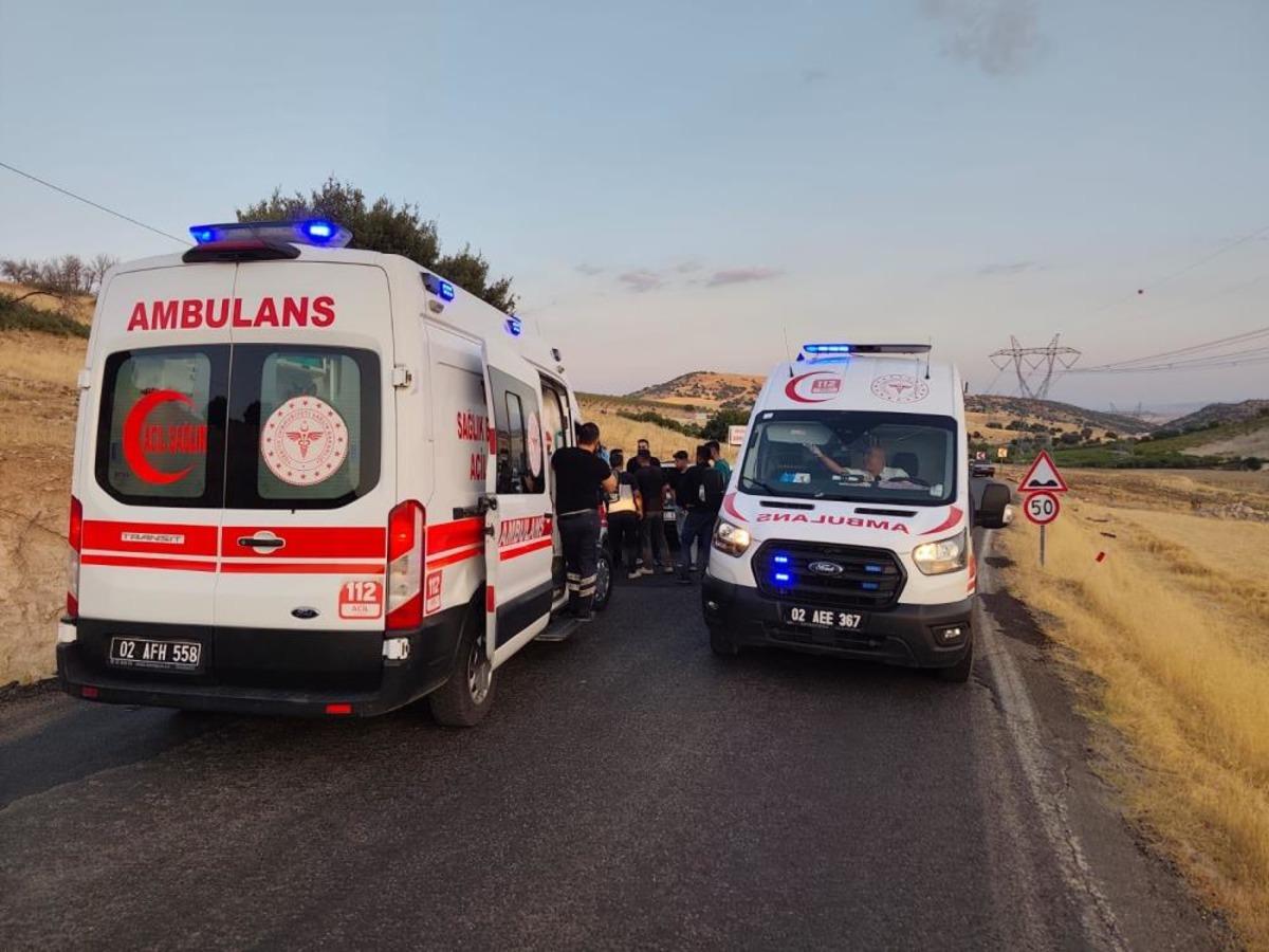Adıyaman da iki otomobil &ccedil;arpıştı: 8 yaralı 2