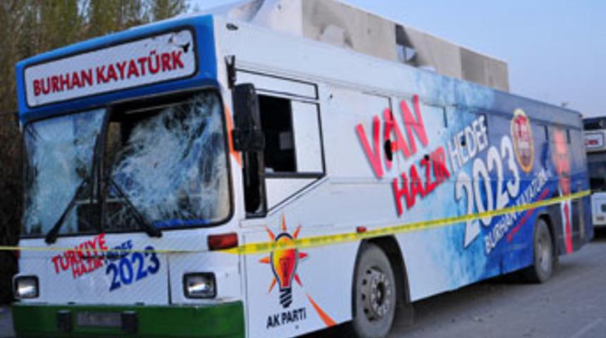 AK Parti se&ccedil;im otob&uuml;s&uuml; Van'da taşlandı