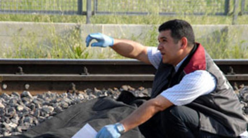 &Ccedil;&ouml;p toplarken trenin altında kaldı