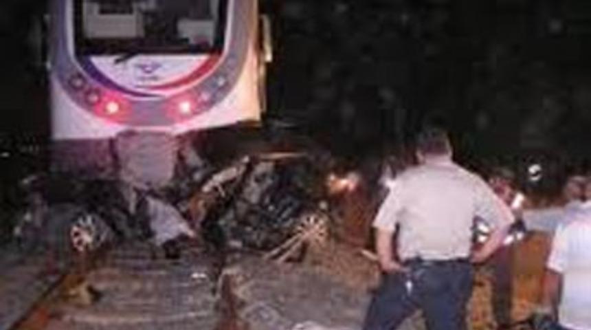 Tren otomobile &ccedil;arptı: 3 &ouml;l&uuml;