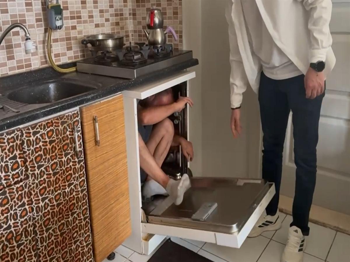 31 yıl hapis cezasıyla aranıyordu, bulaşık makinesinde saklanırken yakalandı 1