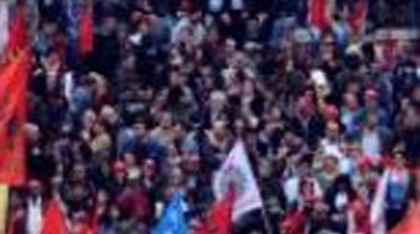 1 Mayıs kutlamalarına kan bulaştı