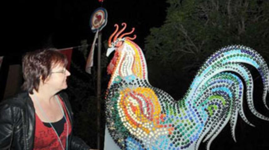 2200 cam boncuktan horoz yaptılar