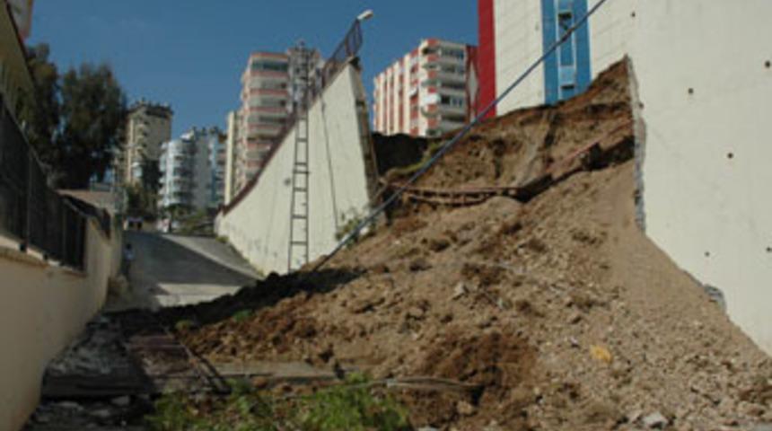 Kız lisesinin istinat duvarı yıkıldı