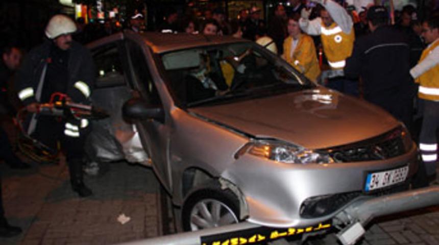 Tramvay ile otomobil &ccedil;arpıştı; 3 yaralı