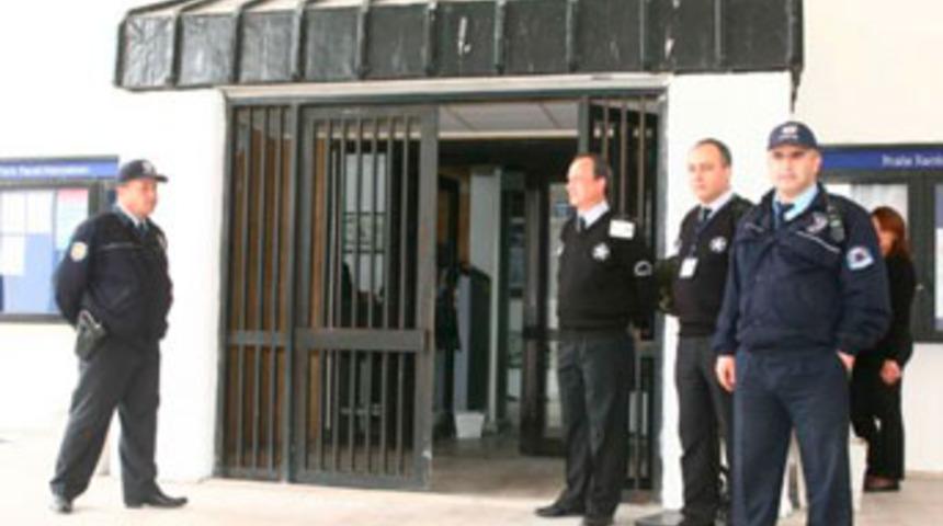 İzmir B&uuml;y&uuml;kşehir Belediyeye polis baskını