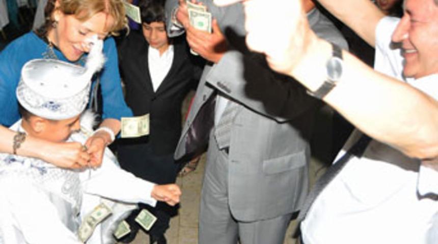 Aşiret d&uuml;ğ&uuml;n&uuml;nde dolar yağdı