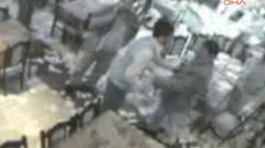 M&uuml;zikholdeki cinayet anı kamerada...