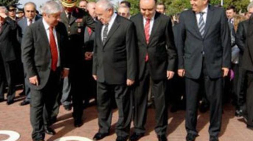 Protokol ve &ccedil;elenk tartışması