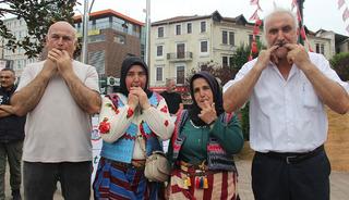 Sıra dışı bir dil! Meydanda toplanıp şakır şakır &ouml;tt&uuml;ler  